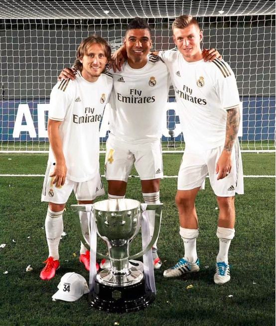 COSPLAY图赏：樱花妹COS《蔚蓝档案》康娜 死库水泳衣难掩肉感身材